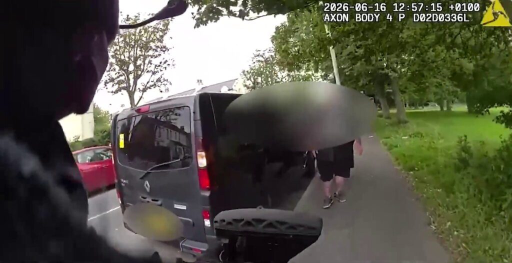 Have-a-go hero gives armed cop lift to catch suspect - Discover SWNS
