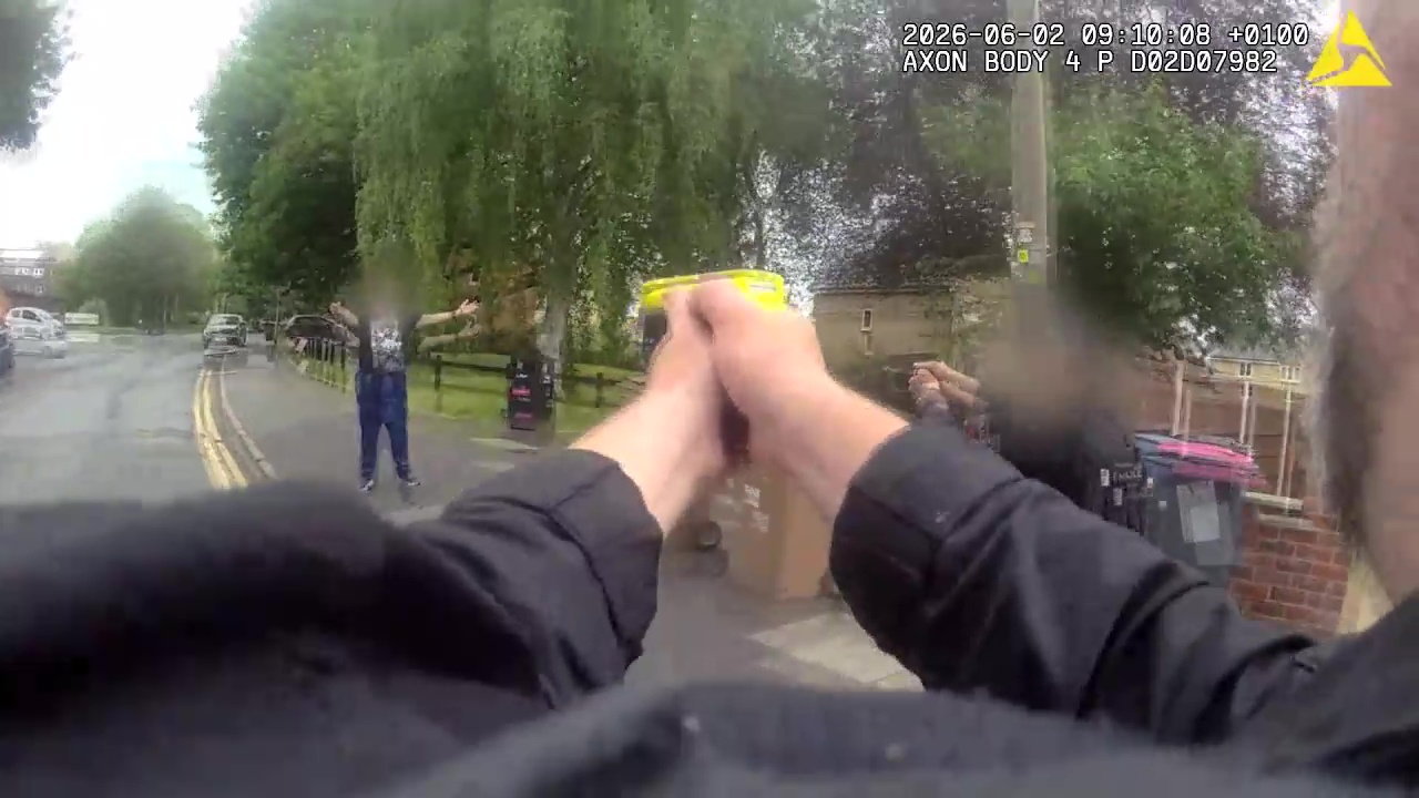 Moment cops taser knife suspect after dramatic street chase - Discover SWNS